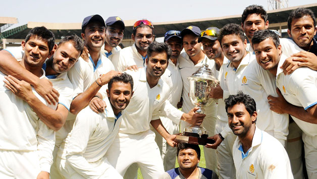 Defending champs Karnataka will have to work hard to stay in contention in Ranji Trophy 2015-16 © IANS