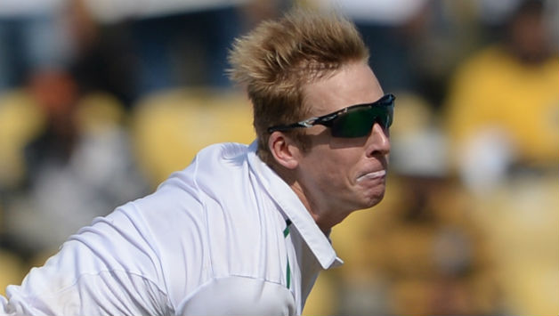 Simon Harmer picked up four wickets with his off-spin on Day 1 of the 3rd Test © AFP