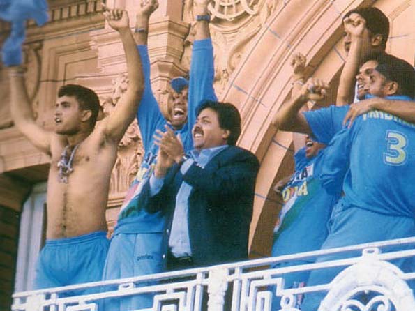 साल 2002 में नेटवेस्ट ट्रॉफी फाइनल जीतने के बाद ससौरव गांगुली ने हवा में अपनी शर्ट लहरा दी थी © Getty Images