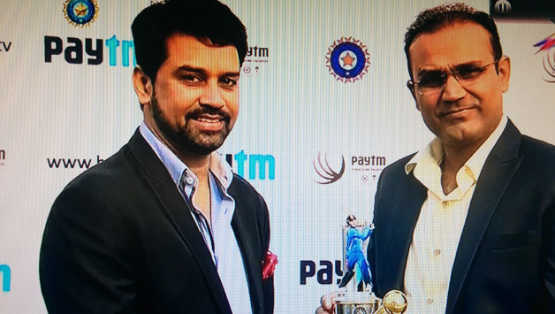 Anurag Thakur (Left) gives Viresnder Sehwag a memento at Feroz Shah Kotla. Photo courtesy: Screenshot from Star Sports