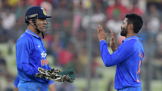 महेंद्र सिंह धोनी और रविंद्र जडेजा  © AFP