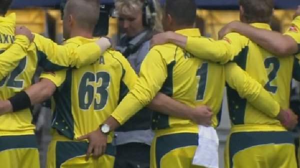 Usman Khawaja grabbing Adam Zampa (Photo Courtesy: Twitter, @theheraldsun)