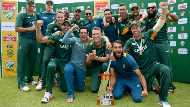     South African cricketers celebrate the ODI series win against England at Cape Town. (Photo courtesy: Getty Images)