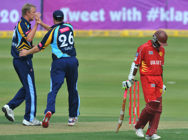 Shivnarine Chanderpaul of Uva Next walks back, dejected © Getty Images