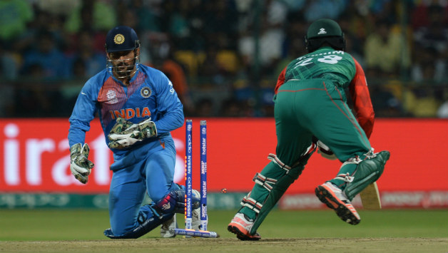 MS Dhoni stumps Tamin Iqbal © AFP