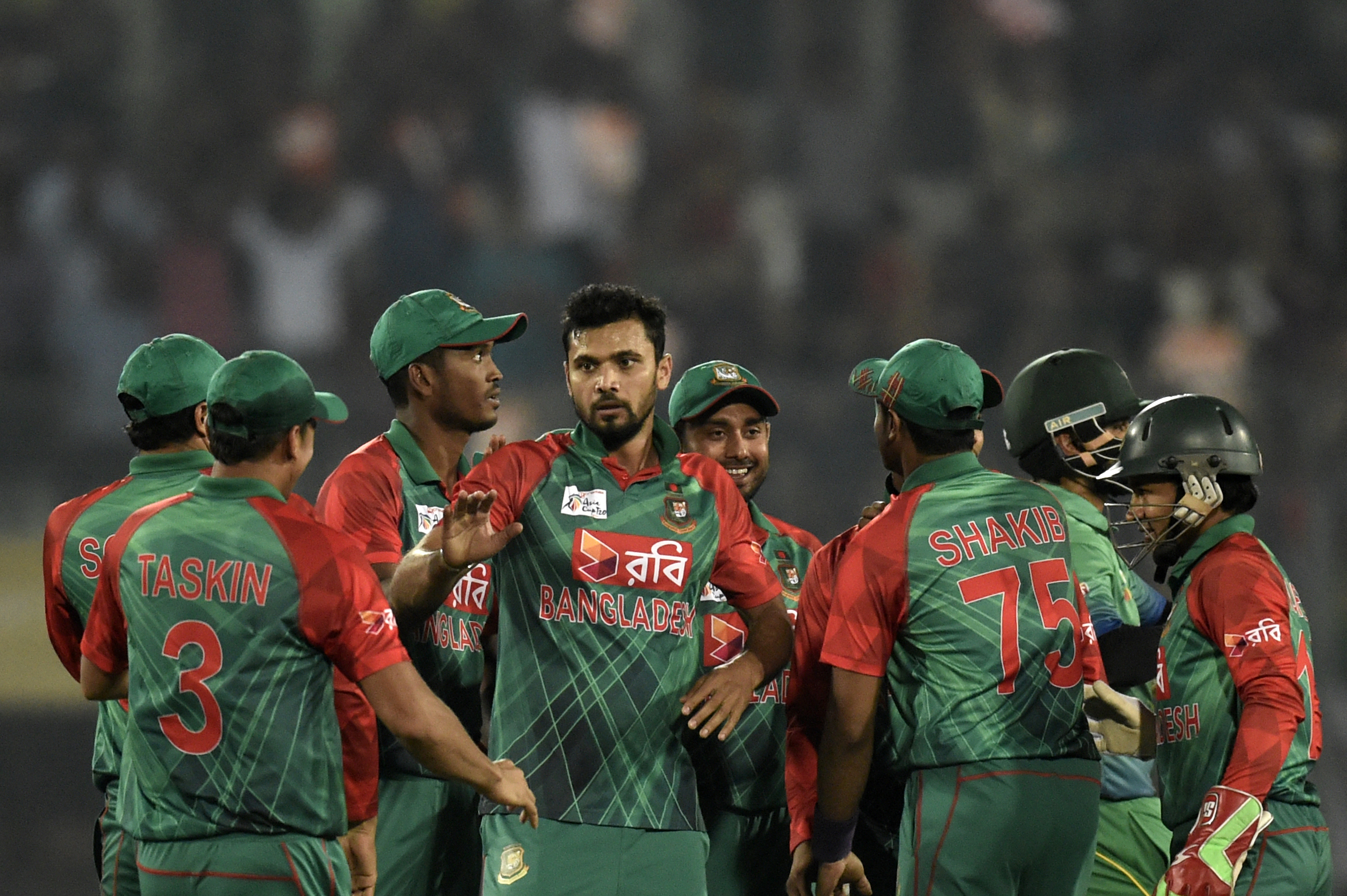 Mashrafe Mortaza hit two crucial boundaries of Mohammad Aamer in 18th over © AFP