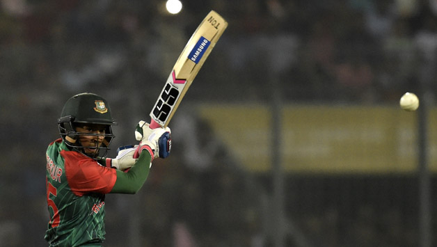 Mushfiqur Rahim hit successive boundaries to put Bangladesh on the verge of a famous win against India © AFP (File Photo)