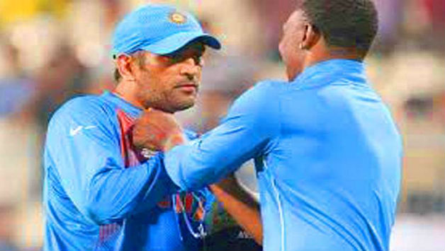 धोनी(बाएं) और ड्वेन ब्रावो Photo courtesy: Screenshot