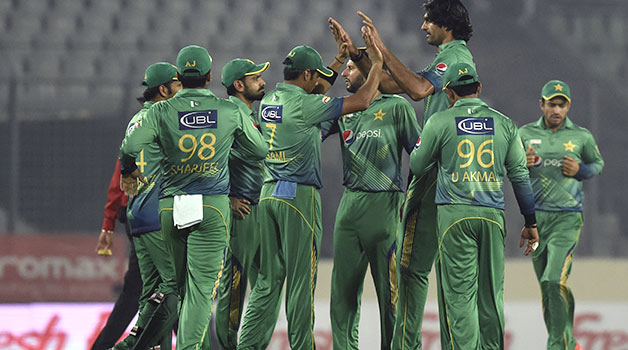 Pakistan team celebrate after a wicket in the match against UAE © Getty Images