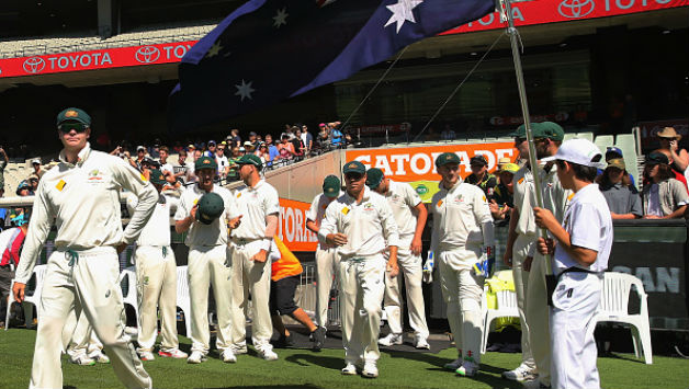 Australian cricketers walk into MCG © Getty Images