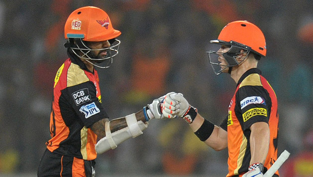 Shikhar Dhawan (left) and David Warner © AFP