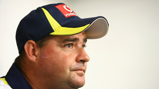 Mickey Arthur was not very pleased with Pakistan's sudden collapse and will now like to see them fight hard on Day 5 © Getty Images