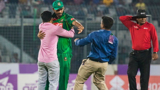 A humble gesture by Mashrafe Mortaza © AFP