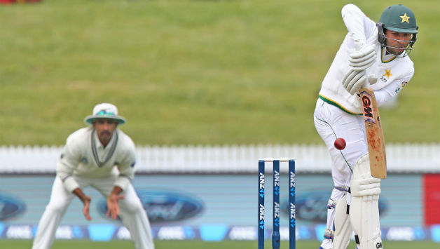 Sami Aslam is still batting on 75 © Getty Images 