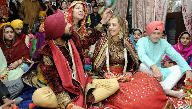 Yuvraj Singh and Hazel Keech during their wedding © Getty Images