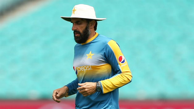 Misbah-ul-Haq prepares himself to lead the defending champions Islamabad United © Getty Images (File Photo)