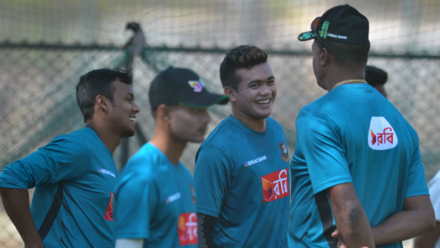 Bangladesh players seen with bowling coach Courtney Walsh © AFP