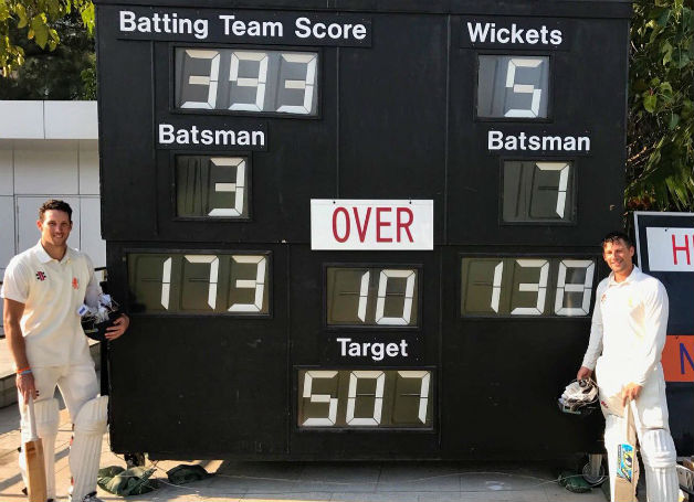 Ben Cooper (left) and Pieter Seelar pose for a picture with scoreboard © Twitter (@bencooper_32)