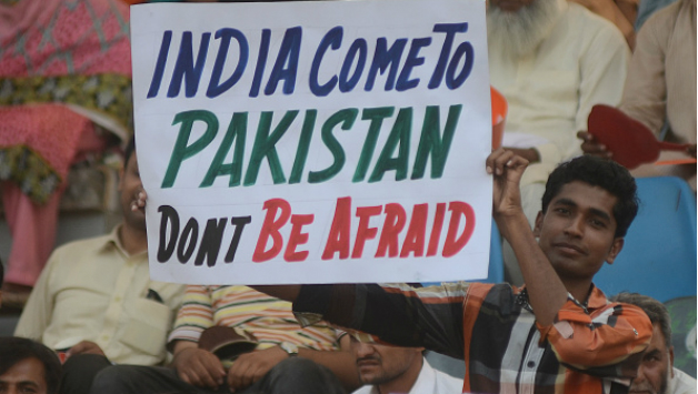 A spectator during the Pakistan vs Zimbabwe 2015 series asking India to play cricket in Pakistan © Getty Images