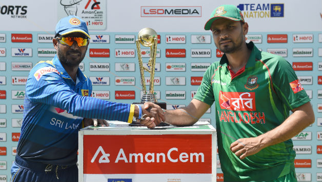 Upul Tharanga with Tamim Iqbal (r) with the series trophy © AFP