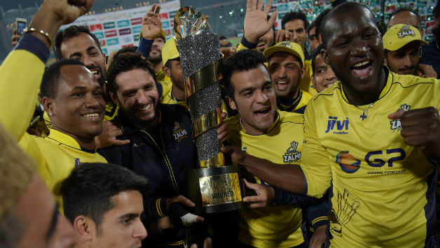 A male fan in his mid-teens entered the premises of the team's green room and encountered some of the players of Peshawar Zalmi © AFP