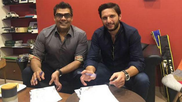 Shahid Afridi (r) seen with Karachi Kings's owner Salman Iqbal (Photo Courtesy: Karachi Kings official FB page )