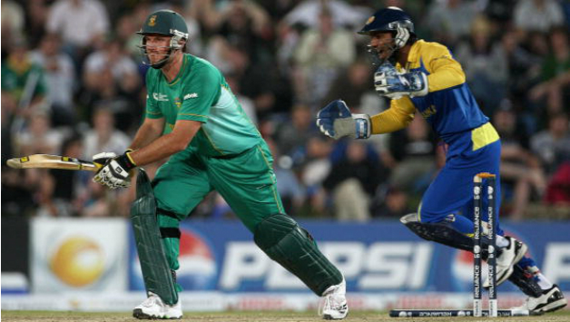 Ajantha Mendis bamboozles Graeme Smith with his first ball in Champions Trophy © Getty Images