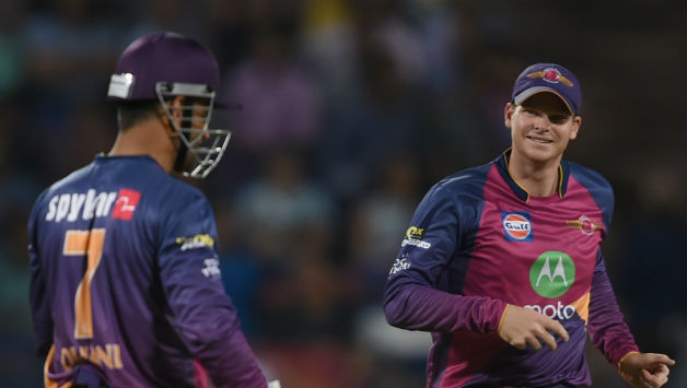 Steven Smith (r) took over RPS’ reins from MS Dhoni (l) © AFP