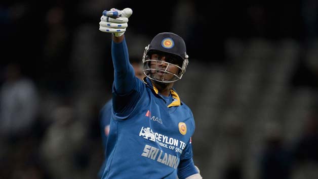 Angelo Mathews stood tall despite the top order crumbling © Getty Images