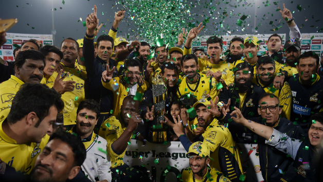 Darren Sammy (middle) with PSL 2017 trophy and Younis Khan (extreme right) © Getty Images