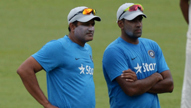 Anil Kumble seen with Ravichandran Ashwin (r)  © AFP