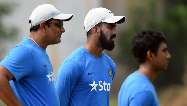 Anil Kumble (L) seen with KL Rahul (C) and Wriddhiman Saha (R) ©AFP