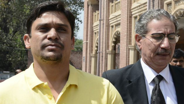 Khalid Latif (l) seen with his lawyer  © AFP