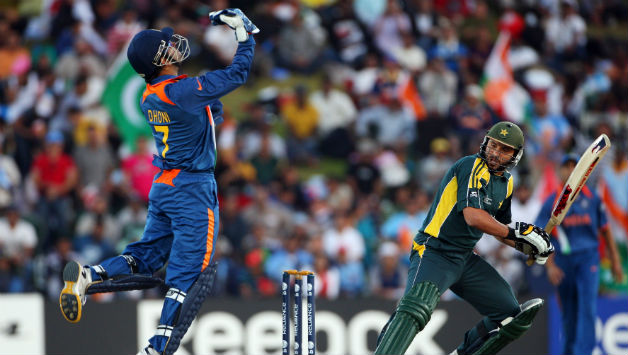 MS Dhoni (L) and Shahid Afridi © Getty Images 