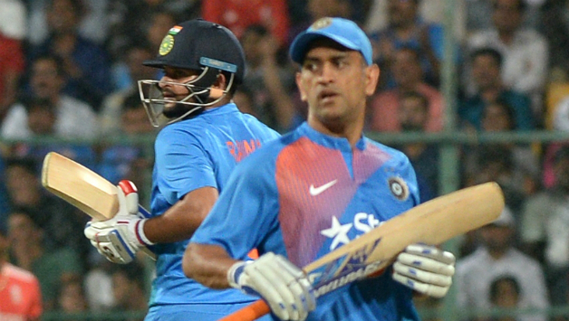 Suresh Raina (L) and MS Dhoni © AFP 