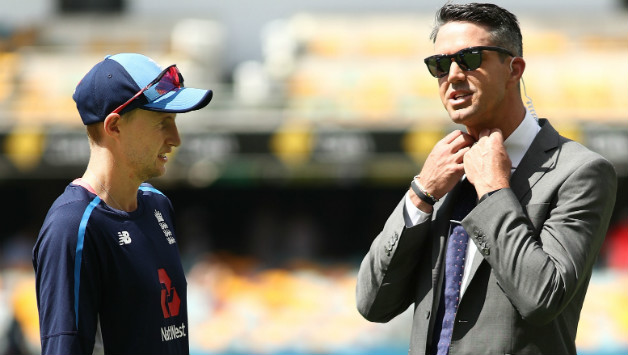 England captain Joe Root talks to Kevin Pietersen during The Gabba Test © Getty Images
