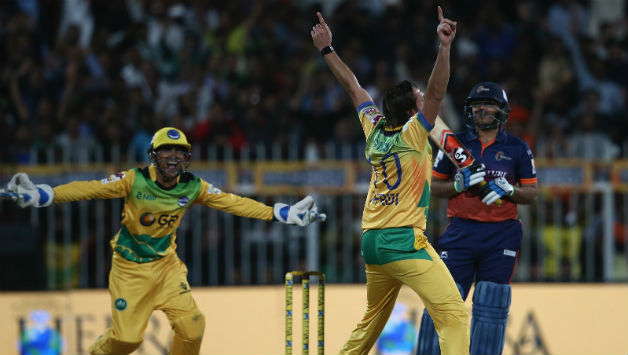 Shahid Afridi celebrates Virender Sehwag's wicket © Getty Images