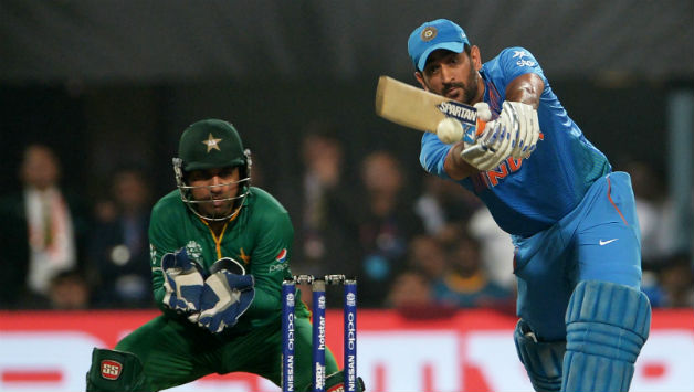 Sarfaraz Ahmed (l) keeps as MS Dhoni (r) plays a shot © AFP