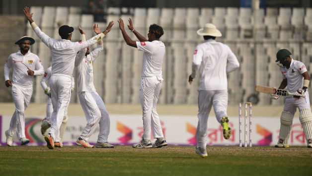 Bangladesh lost 6 wickets for 54 runs this morning © AFP