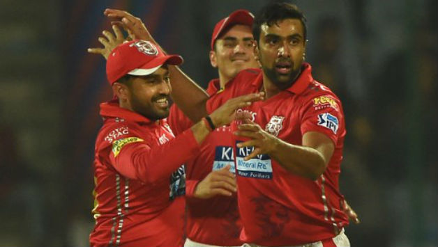 Ravichandran Ashwin (R) © AFP 