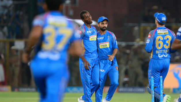 Jofra Archer (center) and Ajinkya Rahane (second from right) © AFP 