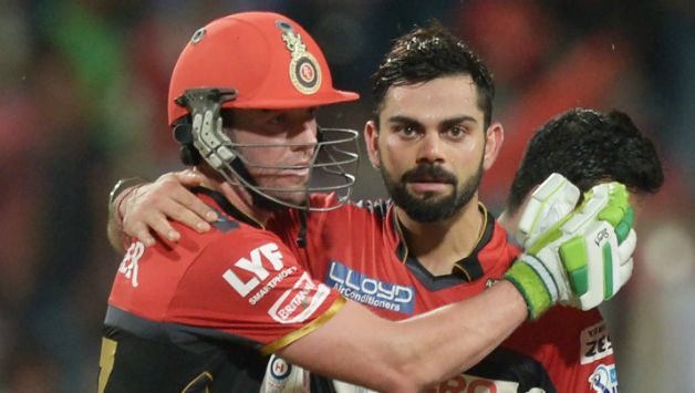 Virat Kohli (L) and AB de Villiers led RCB chase © AFP