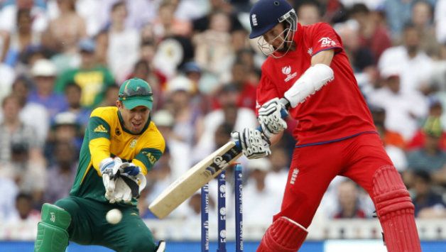 AB de Villiers (left) and Joe Root © AFP