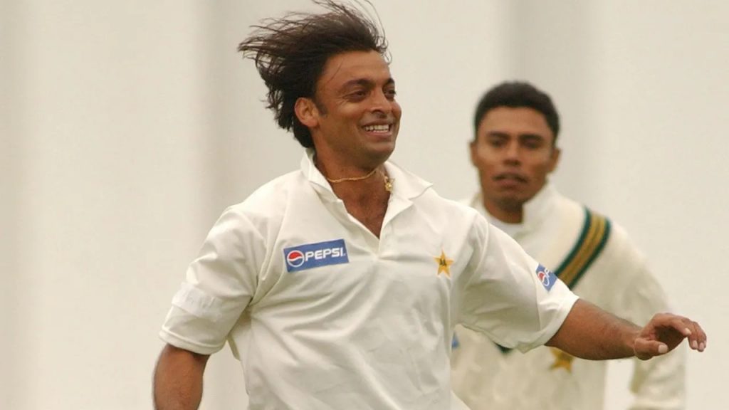 Shoaib Akhtar takes a wicket